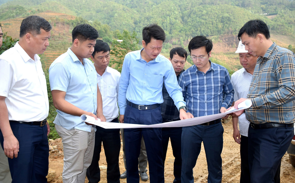 Phó Chủ tịch Thường trực UBND tỉnh Nguyễn Thế Phước kiểm tra tiến độ thực hiện Dự án Đường kết nối Mường La (Sơn La), Than Uyên, Tân Uyên (Lai Châu), Mù Cang Chải, Văn Chấn, Văn Yên (Yên Bái) với đường cao tốc Nội Bài - Lào Cai (IC15).