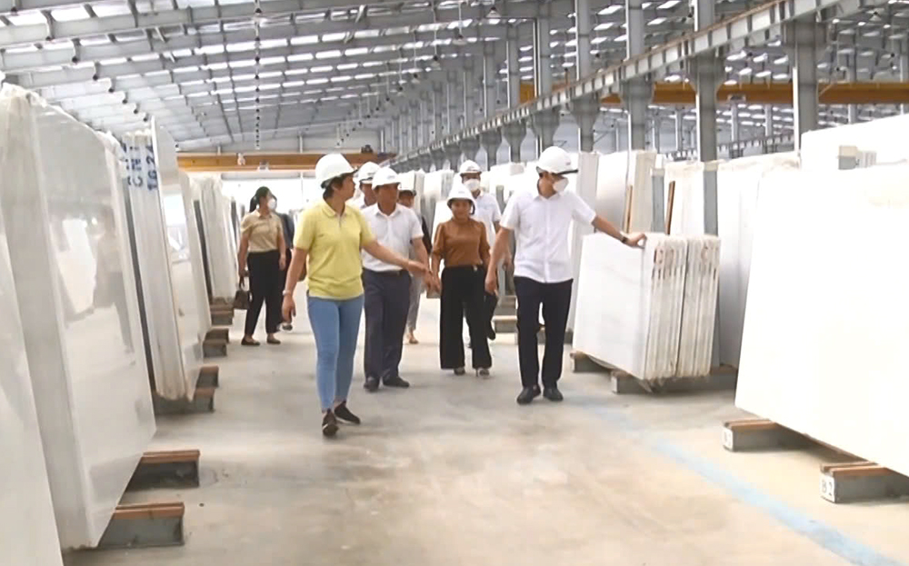 Lãnh đạo huyện Yên Bình kiểm tra sản xuất của Công ty TNHH một thành viên đá trắng Bảo Lai, xã Thịnh Hưng, huyện Yên Bình.