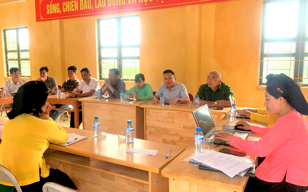 Chi bộ thôn Mỏ Cao, xã An Phú  họp sinh hoạt định kỳ tháng 4/2025 sử dụng Sổ tay Đảng viên điện tử.