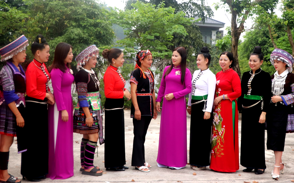 Lãnh đạo Hội LHPN tỉnh trao đổi với cán bộ, hội viên phụ nữ về phát huy vai trò của phụ nữ trong kỷ nguyên mới.