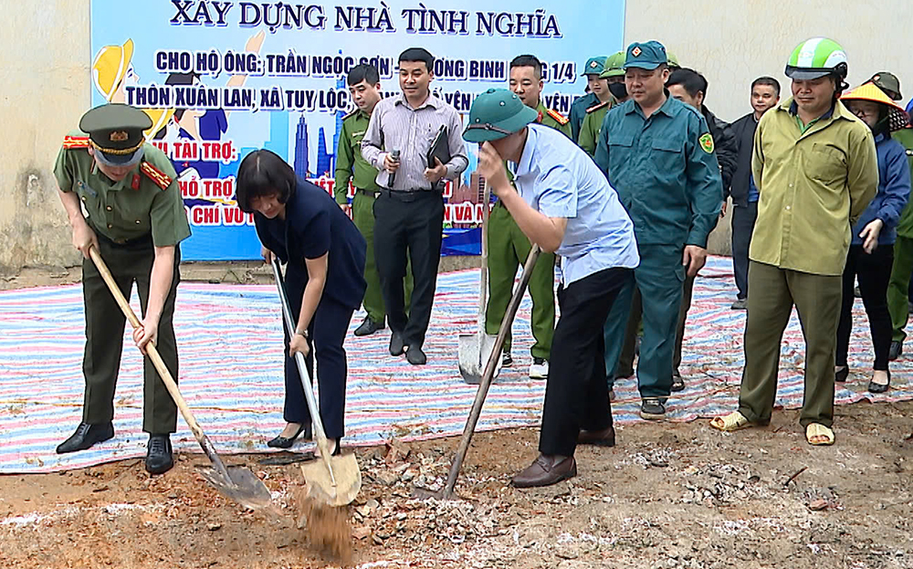 Các đại biểu thực hiện nghi thức khởi công xây dựng Nhà tình nghĩa tại xã Tuy Lộc, thành phố Yên Bái.