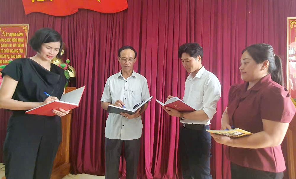 Các đồng chí trong Thường trực Đảng bộ xã Trung Tâm thường xuyên trao đổi các giải pháp để nâng cao chất lượng sinh hoạt Đảng.