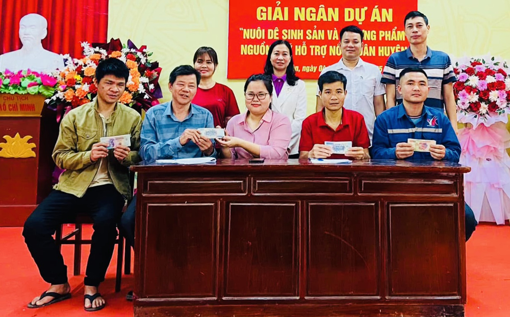 Hội Nông dân huyện Lục Yên giải ngân nguồn vốn Quỹ Hỗ trợ nông dân cho hội viên nông dân xã Minh Xuân thực hiện dự án nuôi dê.
