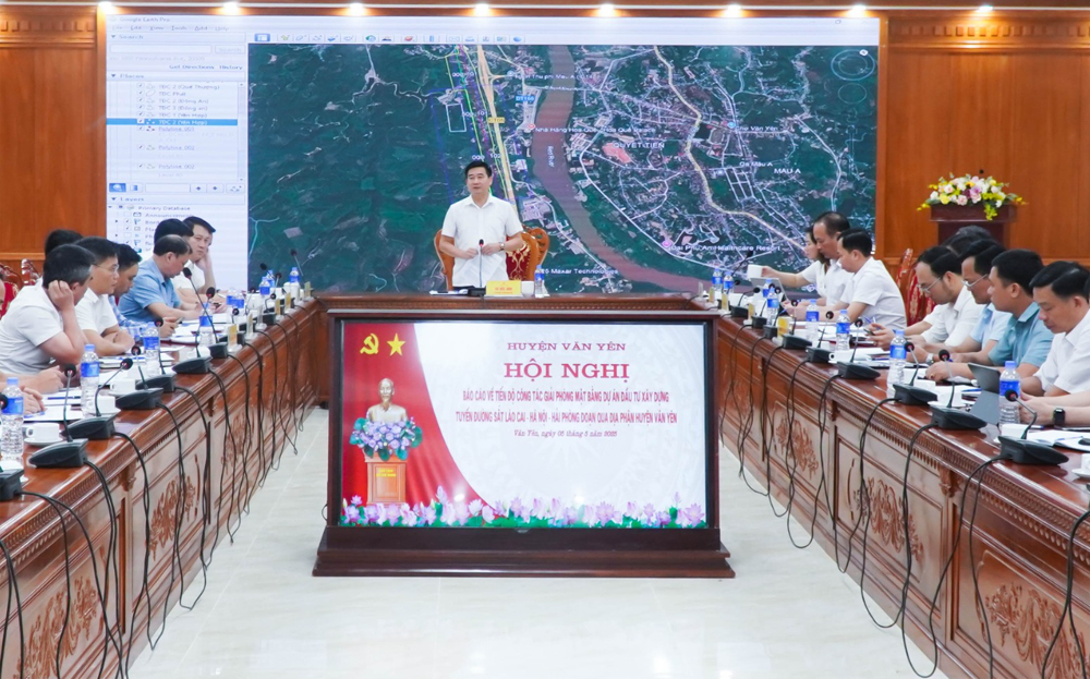 Lãnh đạo huyện Văn Yên họp triển khai công tác giải phóng mặt bằng  Dự án tuyến đường sắt tốc độ cao Lào Cai - Hà Nội - Hải Phòng đoạn đi qua địa bàn huyện.
