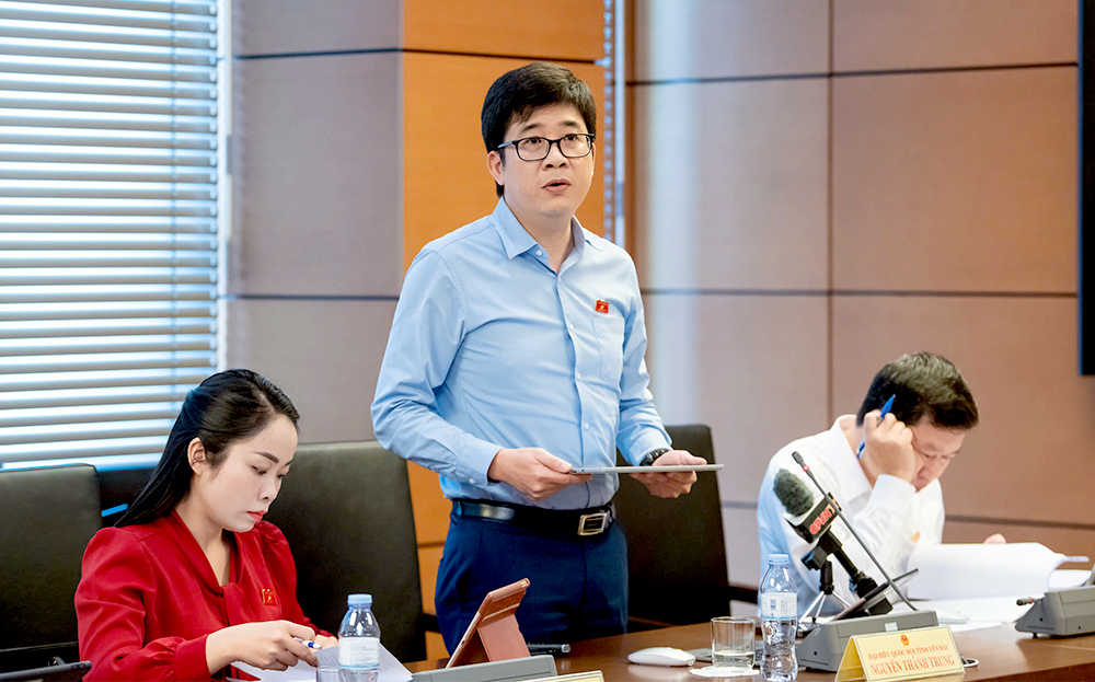 Đại biểu Nguyễn Thành Trung - Đoàn đại biểu Quốc hội tỉnh Yên Bái tham gia thảo luận tại tổ về Dự án Luật Khoa học, Công nghệ và đổi mới sáng tạo