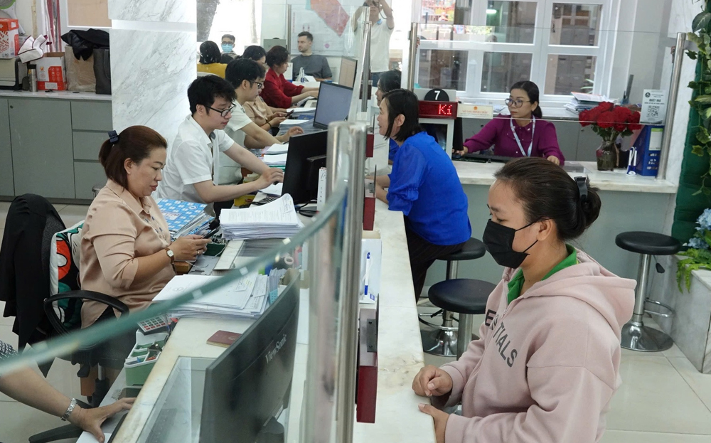 Người lao động nghỉ hưu trước tuổi vẫn được bảo đảm đầy đủ quyền lợi về lương hưu, trợ cấp một lần và bảo hiểm y tế