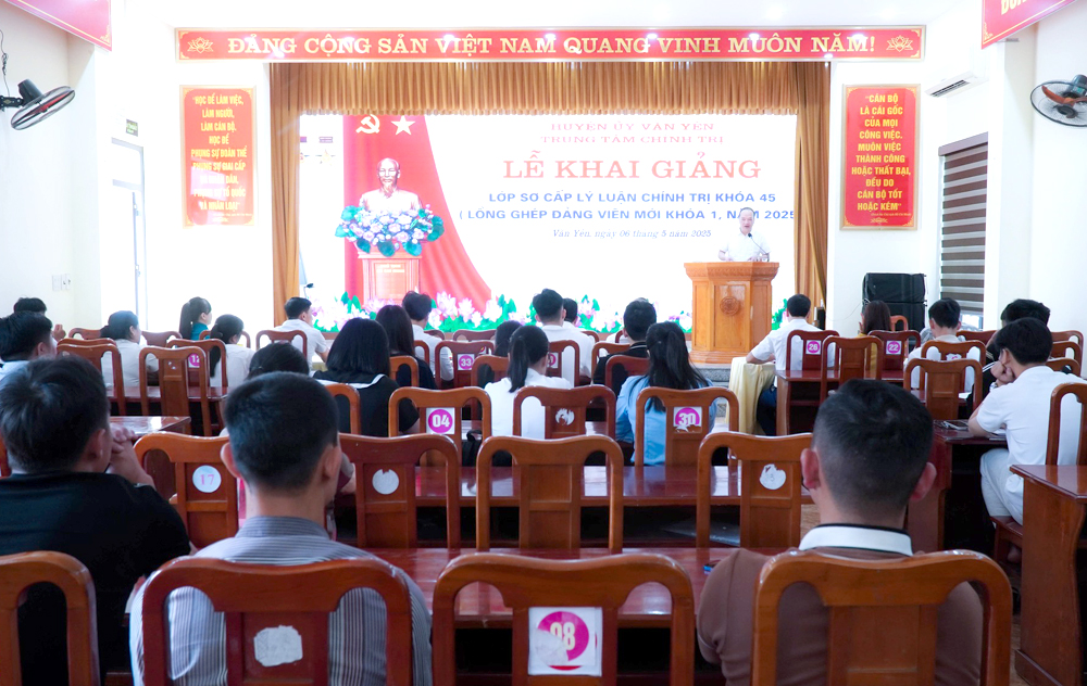 Quang cảnh lớp bồi dưỡng lý luận chính trị cho 60 học viên tham gia