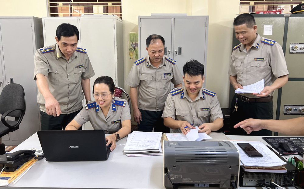 Cán bộ Cục Thi hành án dân sự tỉnh trao đổi nghiệp vụ.
