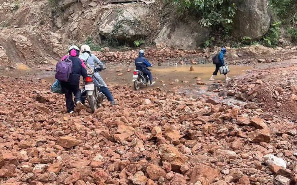 Các thầy, cô giáo Trường Mầm non An Lương, huyện Văn Chấn phải vượt nhiều cung đường khó khăn để đến trường.