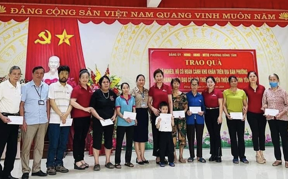 Hội CTĐ phường Đồng Tâm, thành phố Yên Bái phối hợp với Hội Thiện nguyện - Thiện tâm tỉnh tặng quà cho các hộ nghèo trên địa bàn phường.
