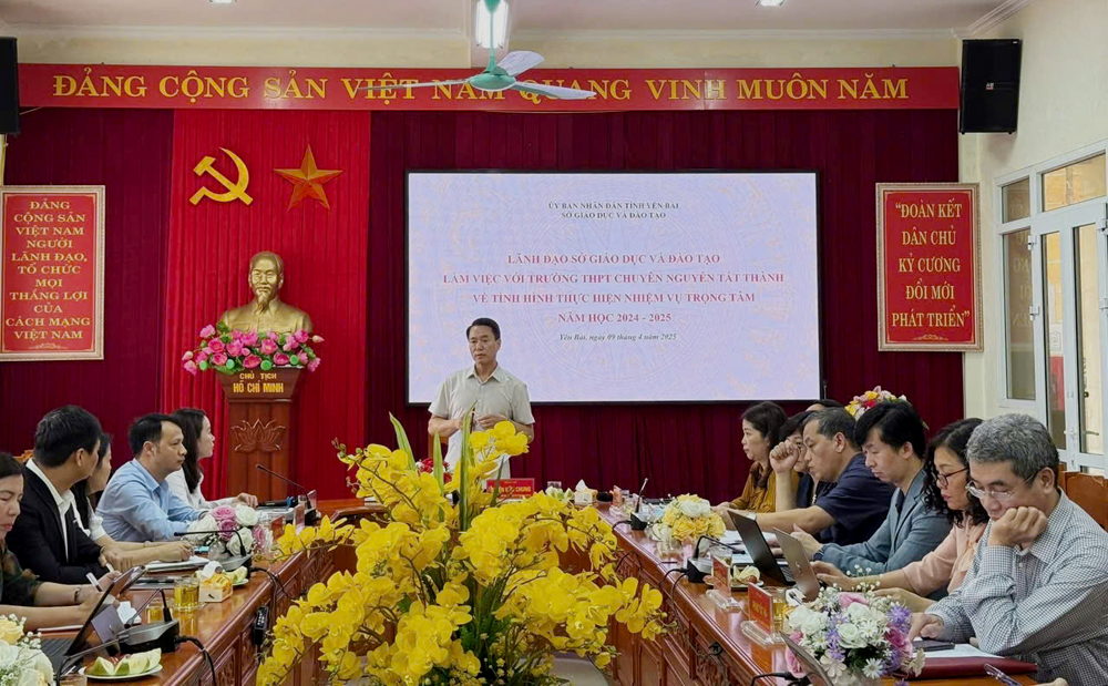 Đồng chí Luyện Hữu Chung - Giám đốc Sở GD&ĐT Yên Bái làm việc với Trường THPT Chuyên Nguyễn Tất Thành về thực hiện nghiệm vụ năm học 2024- 2025, nhất là công tác chuẩn bị cho Kỳ thi tốt nghiệp THPT năm 2025.