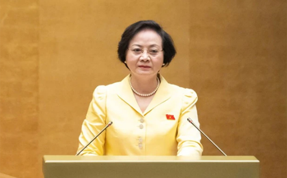 Bộ trưởng Bộ Nội vụ Phạm Thị Thanh Trà trình bày tờ trình.