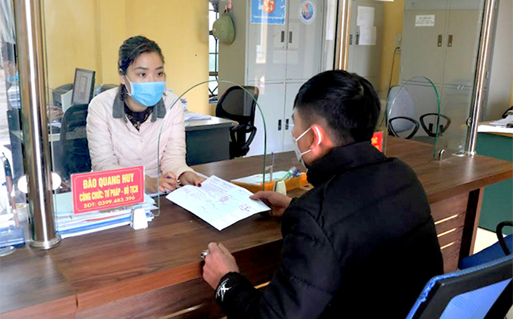 Công chức Bộ phận “Một cửa” xã Hòa Cuông, huyện Trấn Yên giải quyết thủ tục hành chính cho người dân.