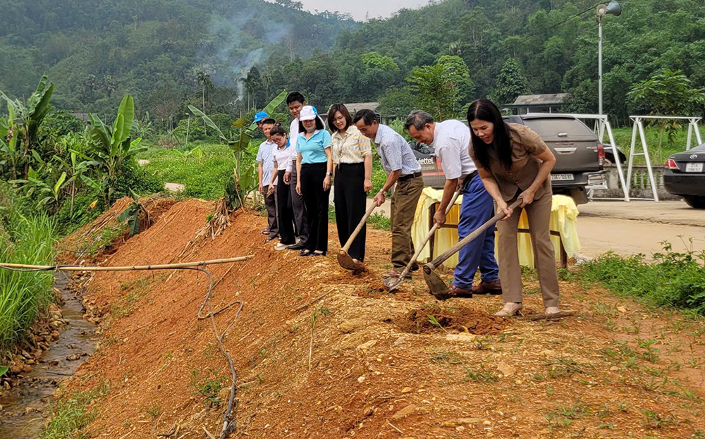 Lãnh đạo Hội LHPN tỉnh tham gia khởi công công trình kè thôn Bản Khum tại thôn Nam Hồng, xã Hồng Ca, huyện Trấn Yên.