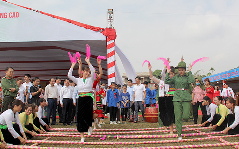 Vui múa sạp trong Ngày hội Đại đoàn kết ở xã Quy Mông, huyện Trấn Yên.