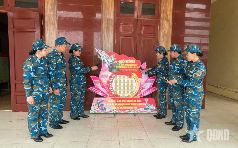 Cán bộ Sư đoàn 363 tham quan mô hình “Ứng dụng mã QR trong giáo dục kỹ năng xử lý tình huống cho đội ngũ cán bộ ở đơn vị cơ sở”.