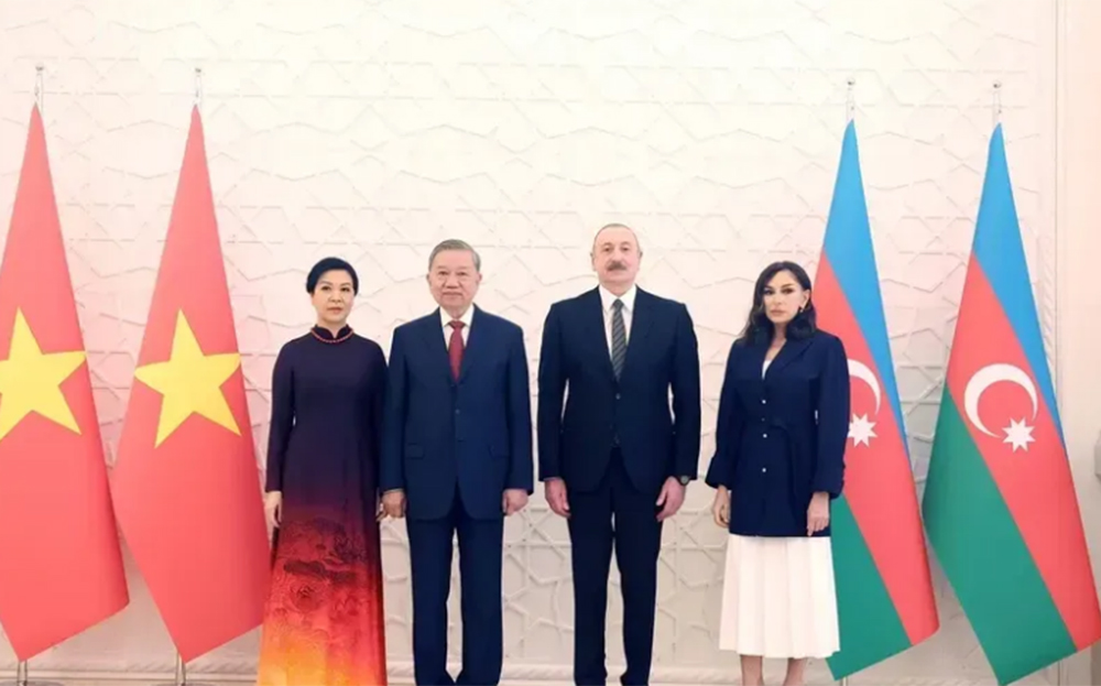 Tổng Bí thư Tô Lâm và Phu nhân cùng Tổng thống Azerbaijan Ilham Aliyev và Phu nhân chụp ảnh chung.