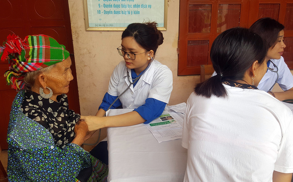 Cán bộ y tế Bệnh viện Đa khoa khu vực Nghĩa Lộ tham gia khám bệnh tình nguyện cho nhân dân huyện Trạm Tấu.