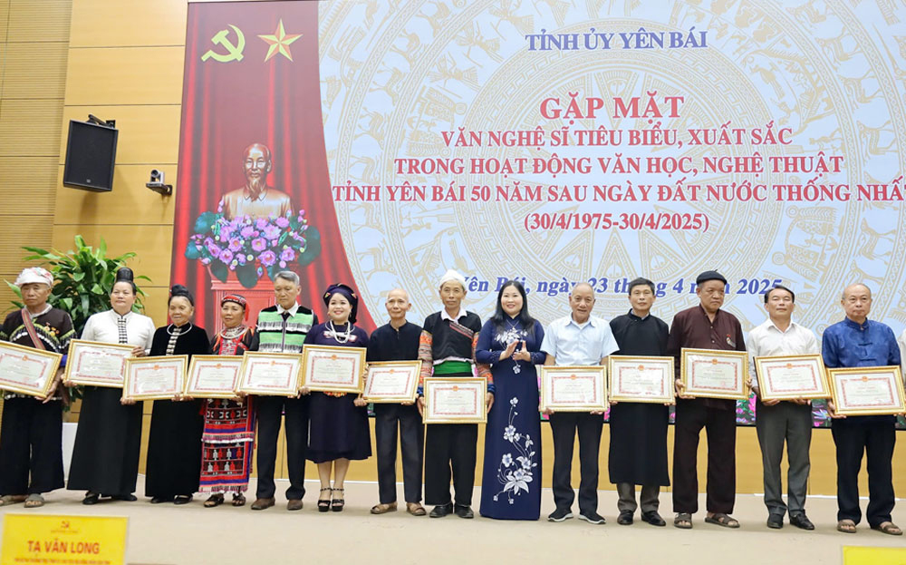 Đồng chí Vũ Thị Hiền Hạnh - Phó Chủ tịch UBND tỉnh trao Bằng khen của UBND tỉnh cho các nghệ nhân, văn nghệ sĩ có thành tích tiêu biểu, xuất sắc trong hoạt động văn học, nghệ thuật.