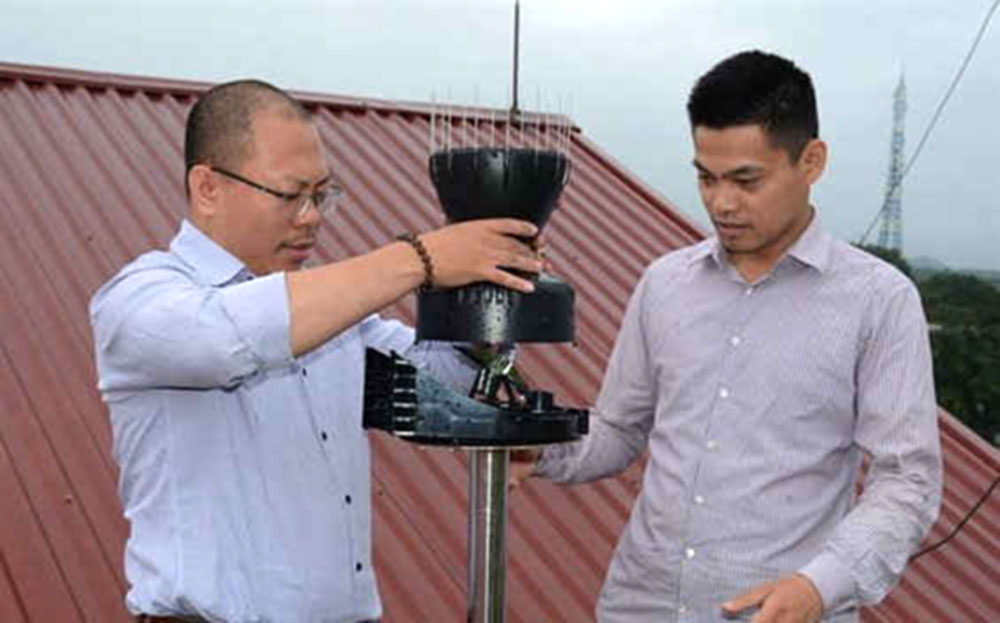 Cán bộ Phòng Thủy lợi, Sở Nông nghiệp và Môi trường kiểm tra hoạt động của thiết bị đo mưa tự động.