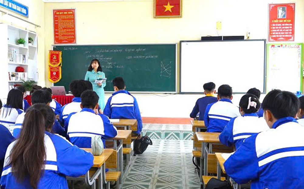 Cô và trò Trường THCS Nguyễn Du, thành phố Yên Bái trong giờ ôn thi vào lớp 10.