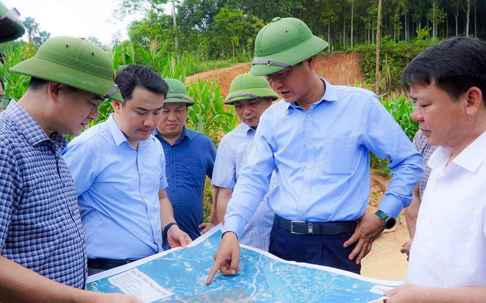 Phó Chủ tịch Thường trực UBND tỉnh Nguyễn Thế Phước kiểm tra công tác giải phóng mặt bằng của Dự án đầu tư xây dựng tuyến đường sắt Lào Cai - Hà Nội - Hải Phòng đoạn qua địa bàn huyện Văn Yên.
