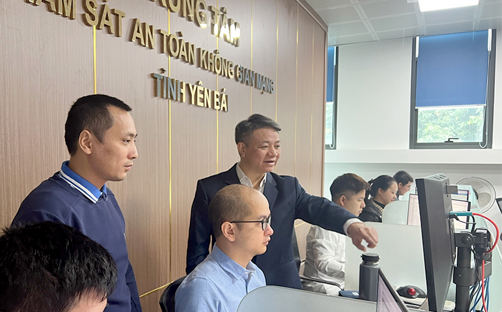 Thông qua trung tâm giám sát an toàn không gian mạng của tỉnh, Trung tâm Chuyển đổi số đã đảm bảo việc kiểm tra, giám sát, đảm bảo an toàn thông tin mạng trên hệ thống máy tính của cán bộ, công chức, viên chức ở các sở, ban, ngành, các thành phố, huyện trên địa bàn.