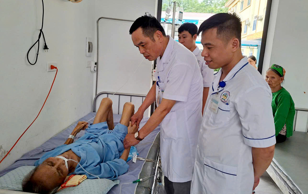 Sau phẫu thuật bệnh nhân H.V.T tạm thời ổn định và được theo dõi chăm sóc tích cực tại Khoa Ngoại - Liên chuyên khoa Trung tâm Y tế huyện Lục Yên.
