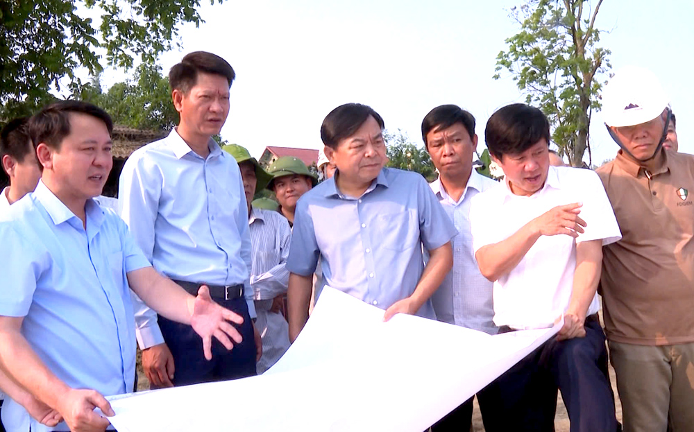 Thứ trưởng Bộ Nông nghiệp và Môi trường Nguyễn Hoàng Hiệp (người thứ ba, trái sang) kiểm tra công trình kè tại huyện Trấn Yên.