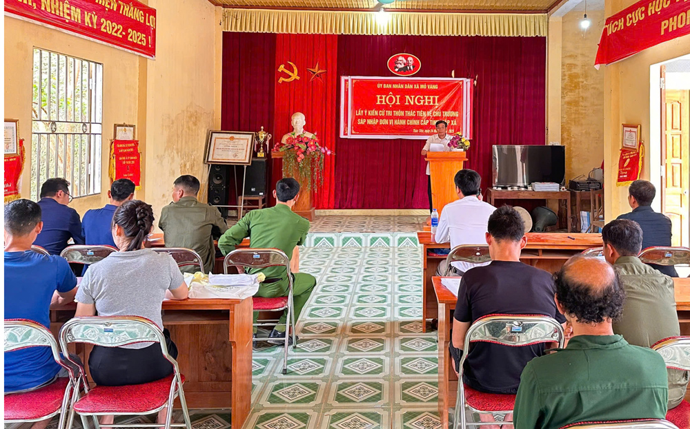 Nhân dân thôn Nậm Cưởm, xã Nậm Búng, huyện Văn Chấn cho ý kiến về việc sắp xếp đơn vị hành chính trên địa bàn tỉnh.
