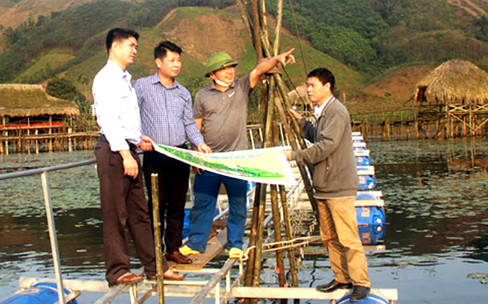 Lãnh đạo xã Vân Hội, huyện Trấn Yên kiểm tra đầm Vân Hội chuẩn bị phục vụ khách du lịch.