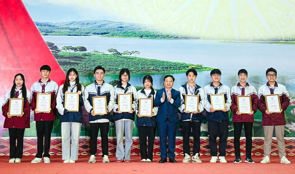 Lãnh đạo Sở Giáo dục và Đào tạo tỉnh Yên Bái khen thưởng học sinh có thành tích trong Cuộc thi khoa học kỹ thuật dành cho học sinh trung học cấp tỉnh năm học 2024 - 2025.
