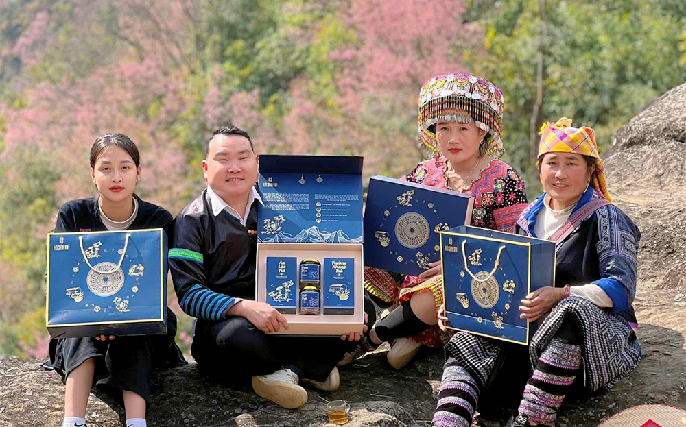 A Tủa (thứ 2 từ trái sang) là người tích cực quảng bá du lịch Suối Giàng (Văn Chấn) nói riêng và du lịch tỉnh Yên Bái nói chung trên các nền tảng số