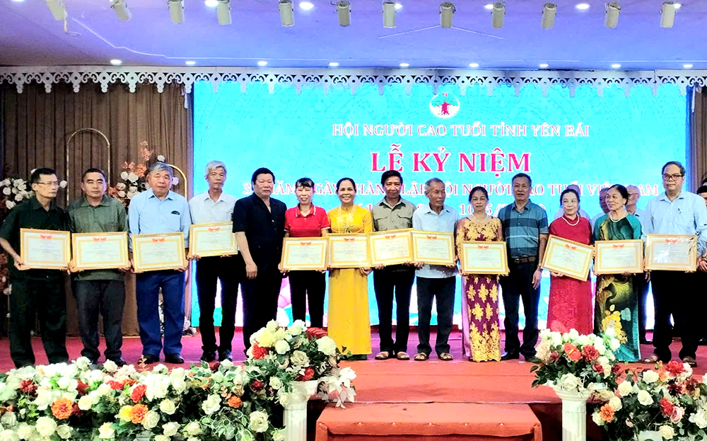 Lãnh đạo Hội NCT tỉnh Yên Bái trao tặng bằng khen, giấy khen cho các tập thể, cá nhân có thành tích xuất sắc trong phong trào thi đua “Tuổi cao – gương sáng”, giai đoạn 2020 - 2025.