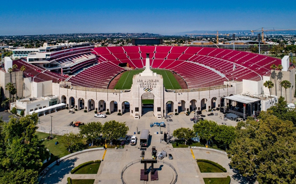 Memorial Coliseum là một trong hai địa điểm tổ chức lễ khai mạc Olympic