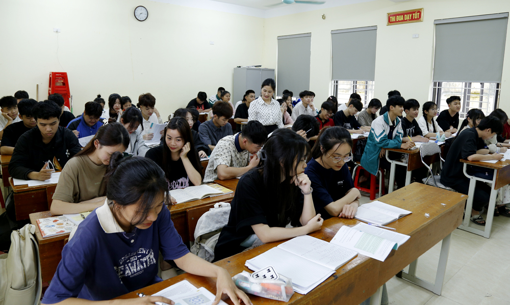 Cô và trò Trường THPT Văn Chấn  trong giờ ôn luyện đề ngữ Văn