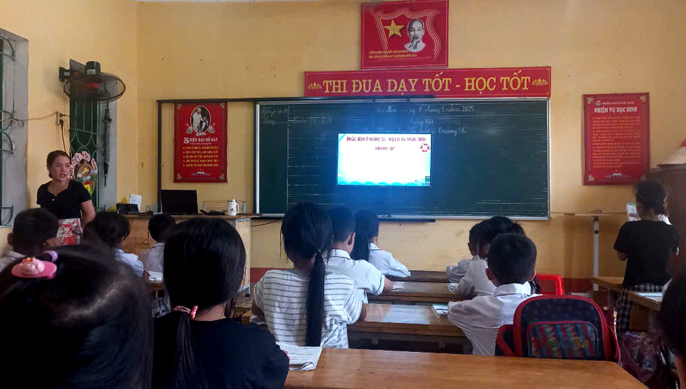Một tiết học của cô và trò Trường TH&THCS Kiên Thành.