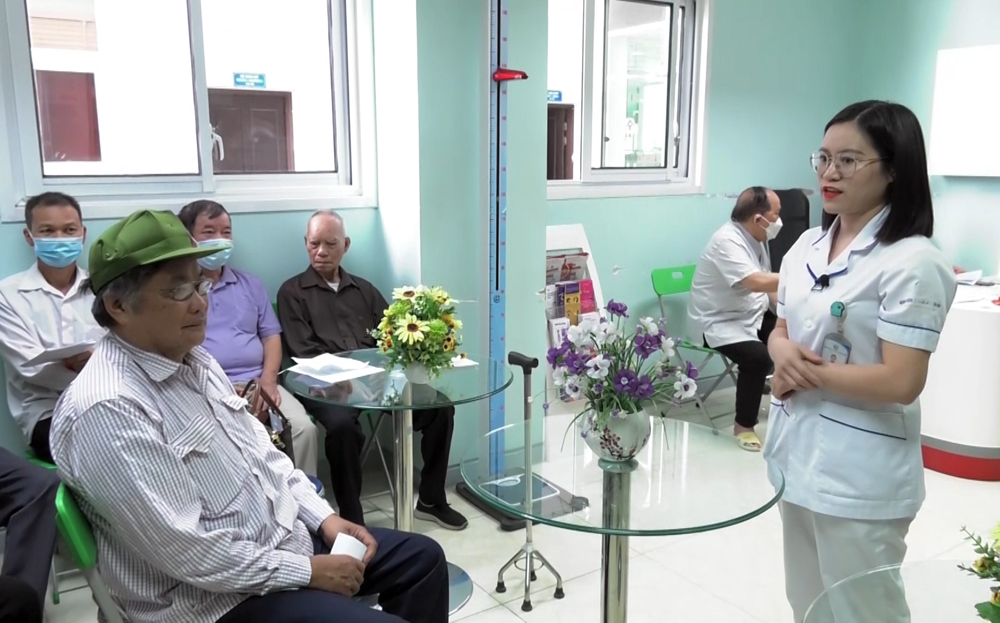 Người bệnh đến khám bệnh Đái tháo đường và Cao huyết áp được các điều dưỡng ở Khoa Khám bệnh tư vấn tận tình, chu đáo