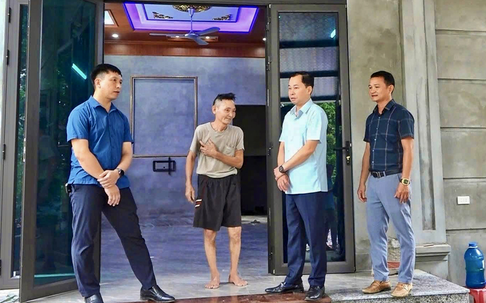 Lãnh đạo huyện Văn Yên kiểm tra tiến độ xóa nhà tạm, nhà dột nát trên địa bàn xã Yên Phú.