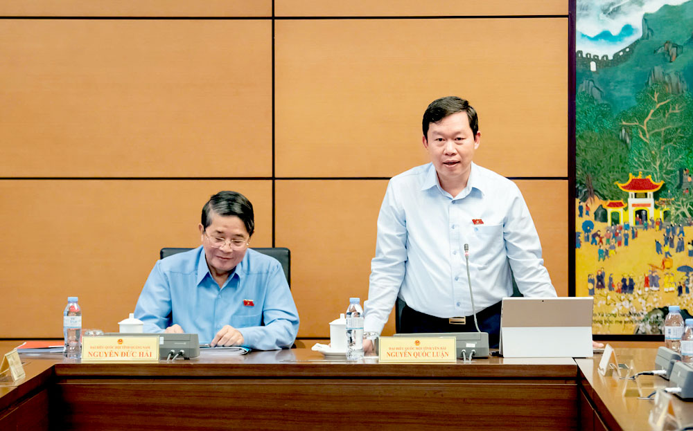 Đại biểu Nguyễn Quốc Luận – Phó trưởng Đoàn ĐBQH tỉnh Yên Bái điều hành phiên thảo luận tổ chiều ngày 10/5