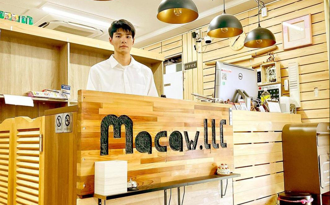 Anh Ngô Ngọc Khánh tại Hiệu sách Macaw.