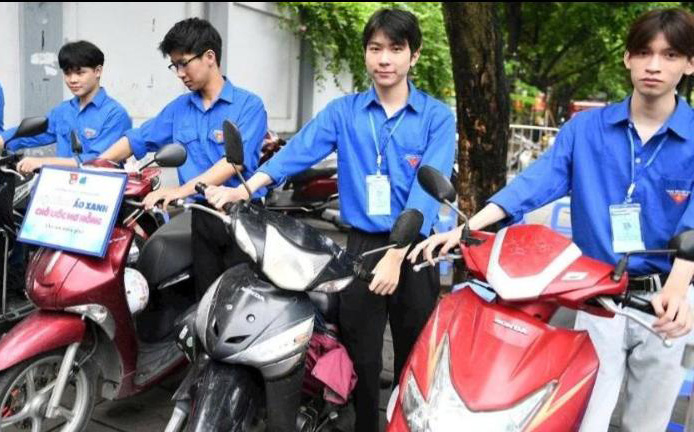 Các tình nguyện viên tham gia chương trình “Tiếp sức mùa thi” hỗ trợ thí sinh.