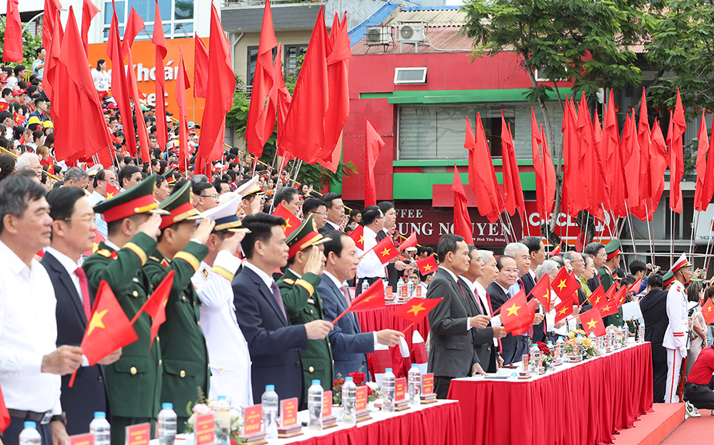 Đồng chí Trần Lưu Quang, Bí thư Trung ương Đảng, Trưởng Ban Chính sách, chiến lược Trung ương, lãnh đạo TP. Hải Phòng tham dự buổi lễ.