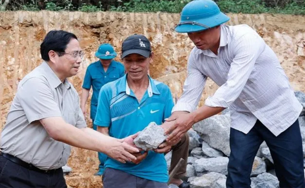 Thủ tướng Chính phủ Phạm Minh Chính tham gia khởi công xây nhà mới cho hộ nghèo tại xã Cao Sơn, huyện Đà Bắc, tỉnh Hòa Bình.