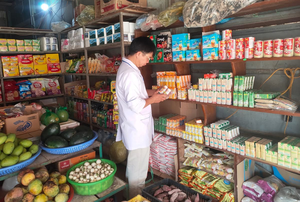 Cán bộ Ban Chỉ đạo An toàn thực phẩm xã Phong Dụ Thượng, huyện Văn Yên kiểm tra hàng hóa tại các cơ sở kinh doanh trên địa bàn.