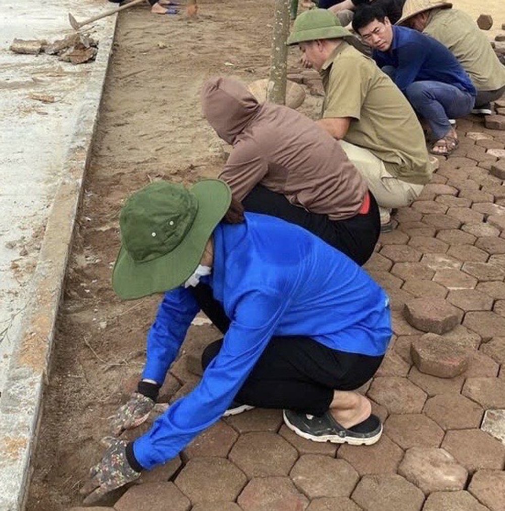 Hội viên nông dân xã Minh Bảo cùng nhân dân trong xã tham gia lát vỉa hè  đường giao thông trên địa bàn xã.