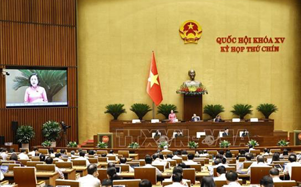 Phó Chủ tịch Quốc hội Nguyễn Thị Thanh trình bày Tờ trình của Ủy ban Thường vụ Quốc hội tại Quốc hội.
