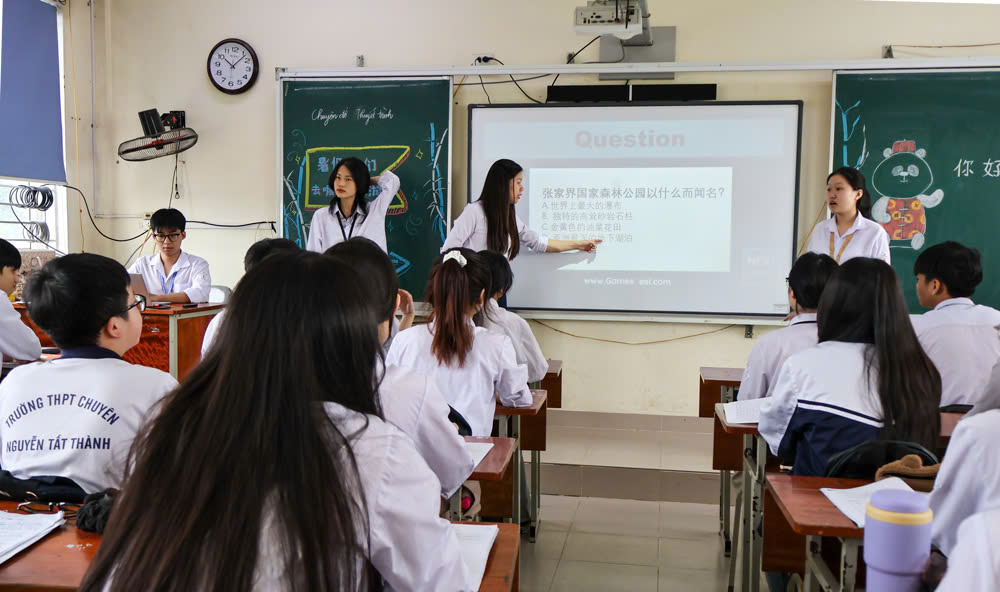 Tiết học tiếng Trung của cô và trò Trường THPT Chuyên Nguyễn Tất Thành.