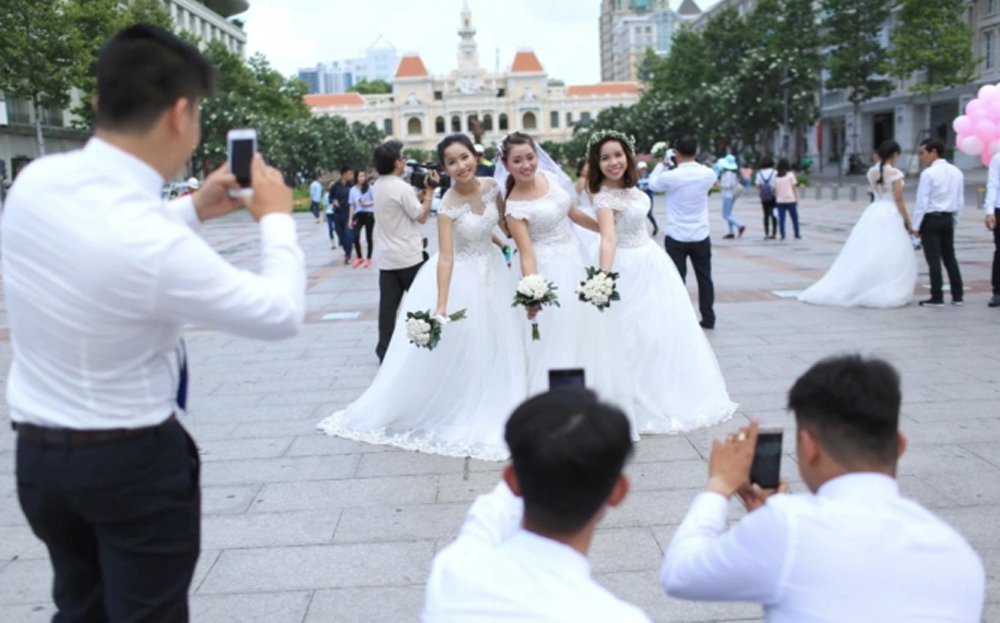 Giới trẻ chụp ảnh cưới tập thể
