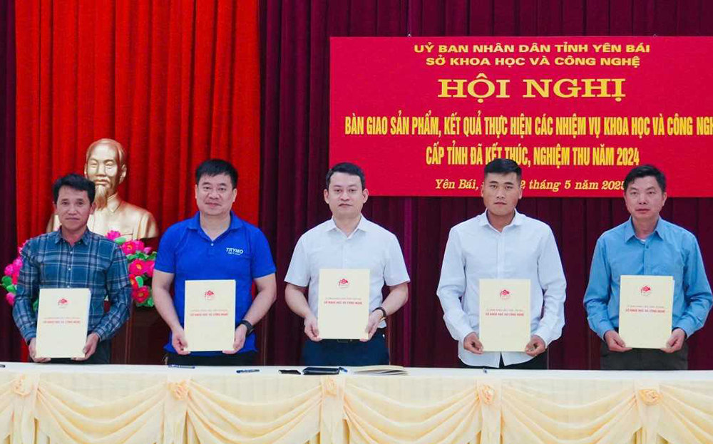 Lãnh đạo Sở KH&CN bàn giao kết quả nghiên cứu các nhiệm vụ KH&CN cấp tỉnh đã kết thúc, nghiệm thu năm 2024 cho các ngành, đơn vị, địa phương.